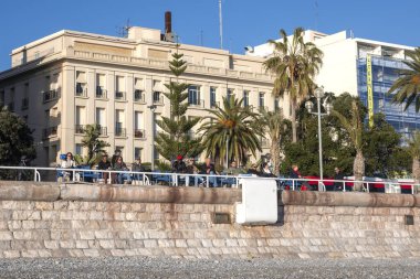 GÜZEL, FRANCE - 25 Ocak 2024: Nice, Provence Alpes-Cote d 'Azur, Francev' in sahil caddesinin gün batımı panoramik manzarası