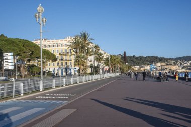 GÜZEL, FRANCE - 25 Ocak 2024: Nice, Provence Alpes-Cote d 'Azur, Francev' in sahil caddesinin gün batımı panoramik manzarası