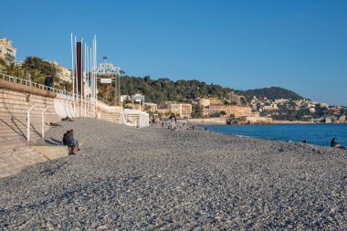 GÜZEL, FRANCE - 25 Ocak 2024: Nice, Provence Alpes-Cote d 'Azur, Francev' in sahil caddesinin gün batımı panoramik manzarası