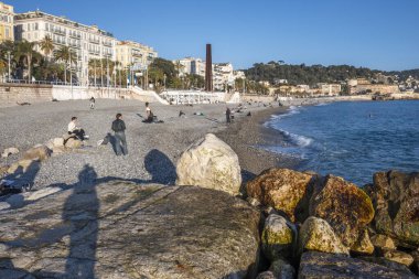 GÜZEL, FRANCE - 25 Ocak 2024: Nice, Provence Alpes-Cote d 'Azur, Francev' in sahil caddesinin gün batımı panoramik manzarası