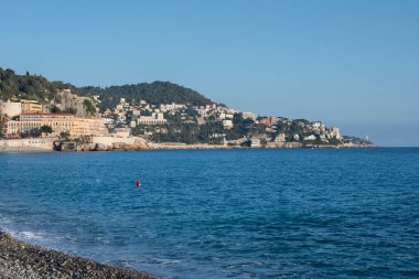 GÜZEL, FRANCE - 25 Ocak 2024: Nice, Provence Alpes-Cote d 'Azur, Francev' in sahil caddesinin gün batımı panoramik manzarası