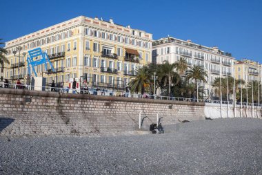 GÜZEL, FRANCE - 25 Ocak 2024: Nice, Provence Alpes-Cote d 'Azur, Francev' in sahil caddesinin gün batımı panoramik manzarası