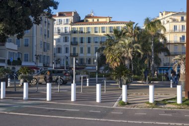 GÜZEL, FRANCE - 25 Ocak 2024: Nice, Provence Alpes-Cote d 'Azur, Francev' in sahil caddesinin gün batımı panoramik manzarası
