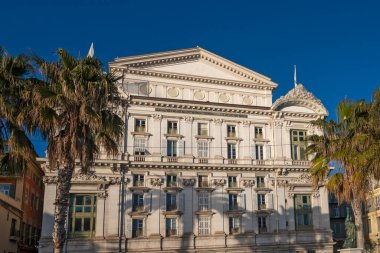 GÜZEL, FRANCE - 25 Ocak 2024: Nice, Provence Alpes-Cote d 'Azur, Francev' in sahil caddesinin gün batımı panoramik manzarası