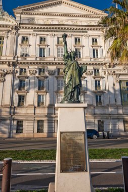 GÜZEL, FRANCE - 25 Ocak 2024: Nice, Provence Alpes-Cote d 'Azur, Francev' in sahil caddesinin gün batımı panoramik manzarası