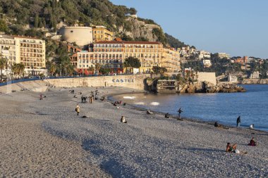GÜZEL, FRANCE - 25 Ocak 2024: Nice, Provence Alpes-Cote d 'Azur, Francev' in sahil caddesinin gün batımı panoramik manzarası