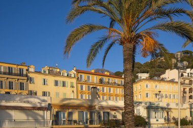 GÜZEL, FRANCE - 25 Ocak 2024: Nice, Provence Alpes-Cote d 'Azur, Francev' in sahil caddesinin gün batımı panoramik manzarası