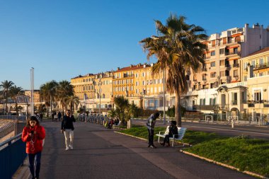 GÜZEL, FRANCE - 25 Ocak 2024: Nice, Provence Alpes-Cote d 'Azur, Francev' in sahil caddesinin gün batımı panoramik manzarası