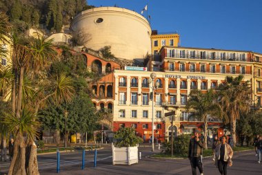 GÜZEL, FRANCE - 25 Ocak 2024: Nice, Provence Alpes-Cote d 'Azur, Francev' in sahil caddesinin gün batımı panoramik manzarası