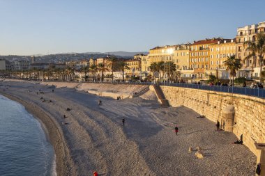 GÜZEL, FRANCE - 25 Ocak 2024: Nice, Provence Alpes-Cote d 'Azur, Francev' in sahil caddesinin gün batımı panoramik manzarası