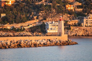 GÜZEL, FRANCE - 25 Ocak 2024: Nice, Provence Alpes-Cote d 'Azur, Francev' in sahil caddesinin gün batımı panoramik manzarası
