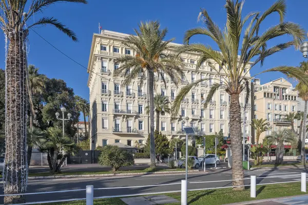 GÜZEL, FRANCE - 25 Ocak 2024: Nice, Provence Alpes-Cote d 'Azur, Francev' in sahil caddesinin gün batımı panoramik manzarası