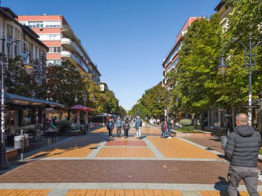 SOFYA, BULGARIA - Ekim 01, 2024: Bulgaristan 'ın başkenti Sofya' da Vitoşa yaya bulvarı panoraması