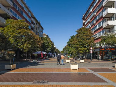 SOFYA, BULGARIA - Ekim 01, 2024: Bulgaristan 'ın başkenti Sofya' da Vitoşa yaya bulvarı panoraması