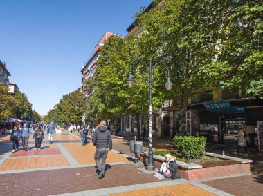 SOFYA, BULGARIA - Ekim 01, 2024: Bulgaristan 'ın başkenti Sofya' da Vitoşa yaya bulvarı panoraması