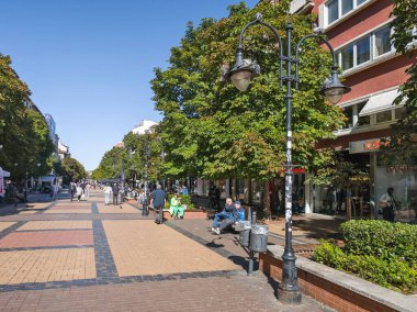 SOFYA, BULGARIA - Ekim 01, 2024: Bulgaristan 'ın başkenti Sofya' da Vitoşa yaya bulvarı panoraması