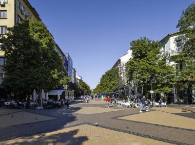 SOFYA, BULGARIA - Ekim 01, 2024: Bulgaristan 'ın başkenti Sofya' da Vitoşa yaya bulvarı panoraması