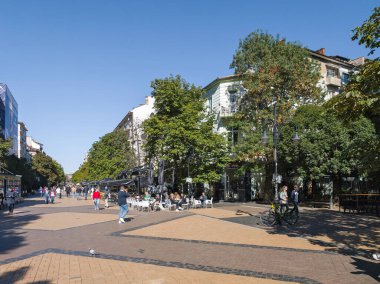 SOFYA, BULGARIA - Ekim 01, 2024: Bulgaristan 'ın başkenti Sofya' da Vitoşa yaya bulvarı panoraması