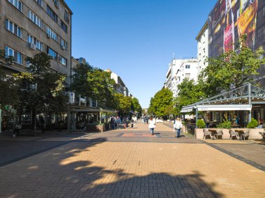 SOFYA, BULGARIA - Ekim 01, 2024: Bulgaristan 'ın başkenti Sofya' da Vitoşa yaya bulvarı panoraması