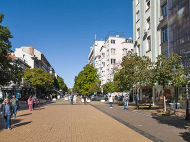 SOFYA, BULGARIA - Ekim 01, 2024: Bulgaristan 'ın başkenti Sofya' da Vitoşa yaya bulvarı panoraması