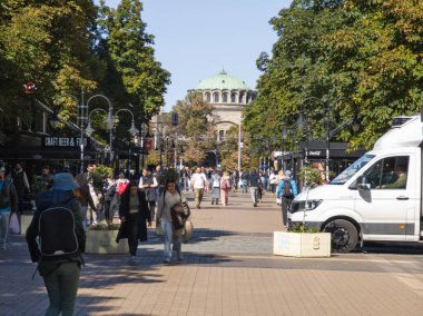 SOFYA, BULGARIA - Ekim 01, 2024: Bulgaristan 'ın başkenti Sofya' da Vitoşa yaya bulvarı panoraması