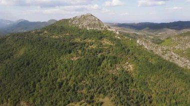 Bulgaristan 'ın Pernik Bölgesi Dragovski kamak Tepesi yakınlarındaki Greben Dağı' nın şaşırtıcı sonbahar manzarası