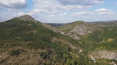 Bulgaristan 'ın Pernik Bölgesi Dragovski kamak Tepesi yakınlarındaki Greben Dağı' nın şaşırtıcı sonbahar manzarası