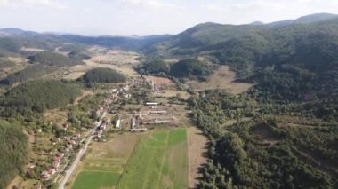 Bulgaristan 'ın Pernik Bölgesi Dragovski kamak Tepesi yakınlarındaki Greben Dağı' nın şaşırtıcı sonbahar manzarası