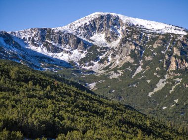 Rila Dağı 'nın Mechit yakınlarındaki muhteşem sonbahar manzarası ve Popova Kapa zirveleri, Bulgaristan