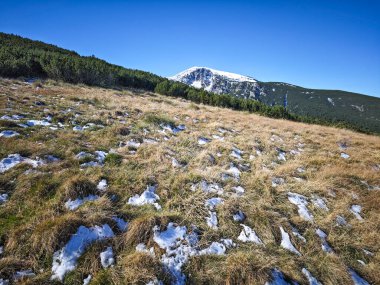Rila Dağı 'nın Mechit yakınlarındaki muhteşem sonbahar manzarası ve Popova Kapa zirveleri, Bulgaristan