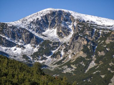 Rila Dağı 'nın Mechit yakınlarındaki muhteşem sonbahar manzarası ve Popova Kapa zirveleri, Bulgaristan