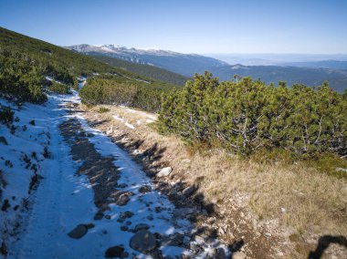 Rila Dağı 'nın Mechit yakınlarındaki muhteşem sonbahar manzarası ve Popova Kapa zirveleri, Bulgaristan