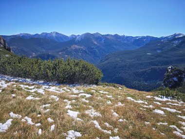 Rila Dağı 'nın Mechit yakınlarındaki muhteşem sonbahar manzarası ve Popova Kapa zirveleri, Bulgaristan