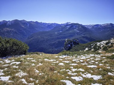 Rila Dağı 'nın Mechit yakınlarındaki muhteşem sonbahar manzarası ve Popova Kapa zirveleri, Bulgaristan