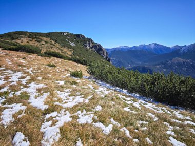 Rila Dağı 'nın Mechit yakınlarındaki muhteşem sonbahar manzarası ve Popova Kapa zirveleri, Bulgaristan