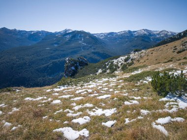 Rila Dağı 'nın Mechit yakınlarındaki muhteşem sonbahar manzarası ve Popova Kapa zirveleri, Bulgaristan