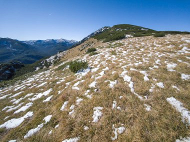 Rila Dağı 'nın Mechit yakınlarındaki muhteşem sonbahar manzarası ve Popova Kapa zirveleri, Bulgaristan