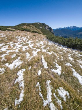 Rila Dağı 'nın Mechit yakınlarındaki muhteşem sonbahar manzarası ve Popova Kapa zirveleri, Bulgaristan