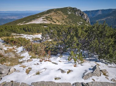 Rila Dağı 'nın Mechit yakınlarındaki muhteşem sonbahar manzarası ve Popova Kapa zirveleri, Bulgaristan