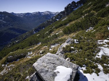 Rila Dağı 'nın Mechit yakınlarındaki muhteşem sonbahar manzarası ve Popova Kapa zirveleri, Bulgaristan