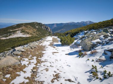 Rila Dağı 'nın Mechit yakınlarındaki muhteşem sonbahar manzarası ve Popova Kapa zirveleri, Bulgaristan