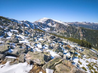 Rila Dağı 'nın Mechit yakınlarındaki muhteşem sonbahar manzarası ve Popova Kapa zirveleri, Bulgaristan