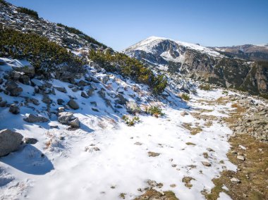 Rila Dağı 'nın Mechit yakınlarındaki muhteşem sonbahar manzarası ve Popova Kapa zirveleri, Bulgaristan