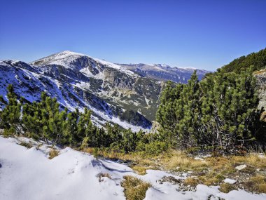 Rila Dağı 'nın Mechit yakınlarındaki muhteşem sonbahar manzarası ve Popova Kapa zirveleri, Bulgaristan