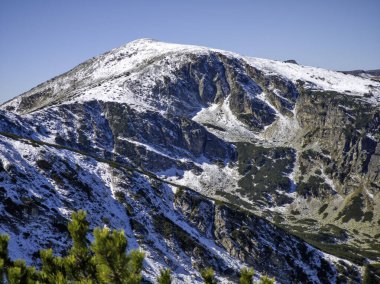 Rila Dağı 'nın Mechit yakınlarındaki muhteşem sonbahar manzarası ve Popova Kapa zirveleri, Bulgaristan