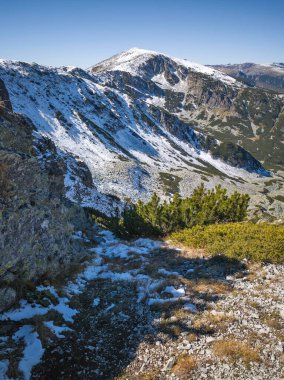 Rila Dağı 'nın Mechit yakınlarındaki muhteşem sonbahar manzarası ve Popova Kapa zirveleri, Bulgaristan