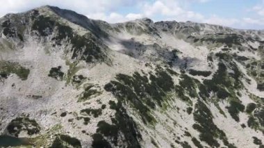 Bulgaristan 'ın Banderitsa Nehri etrafındaki Pirin Dağı' nın şaşırtıcı hava manzarası