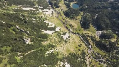 Bulgaristan 'ın Banderitsa Nehri etrafındaki Pirin Dağı' nın şaşırtıcı hava manzarası