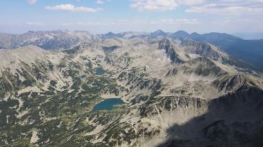 Bulgaristan 'ın Banderitsa Nehri etrafındaki Pirin Dağı' nın şaşırtıcı hava manzarası