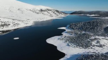 Bulgaristan 'ın Rila dağındaki Belmeken Barajı' nın şaşırtıcı kış manzarası